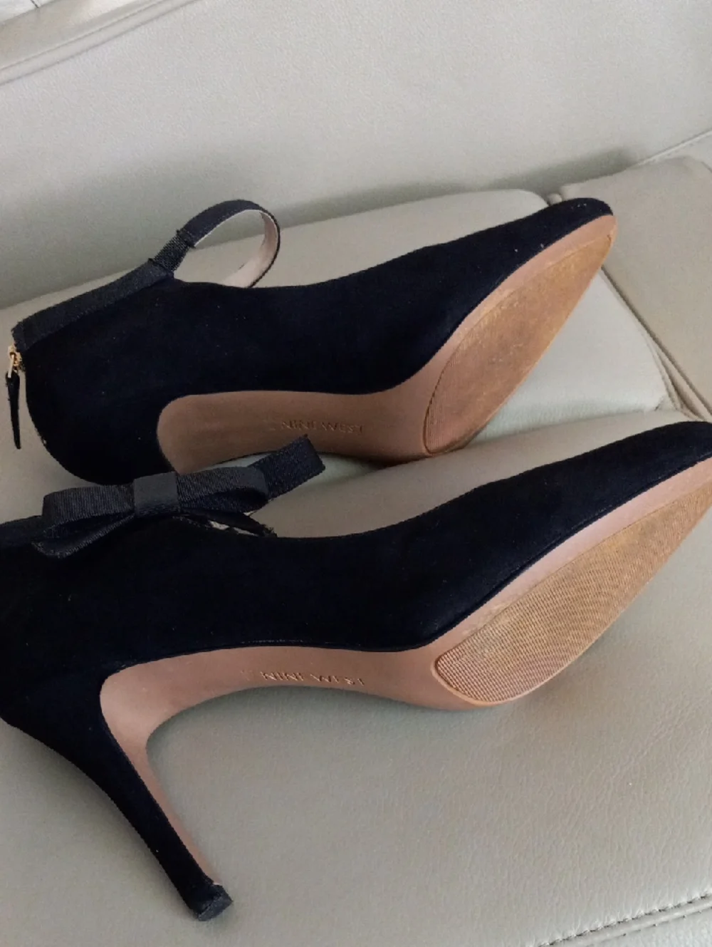 Nine West Black Suede Pointed-Toe Heels with Bow Accent Size 9.5M